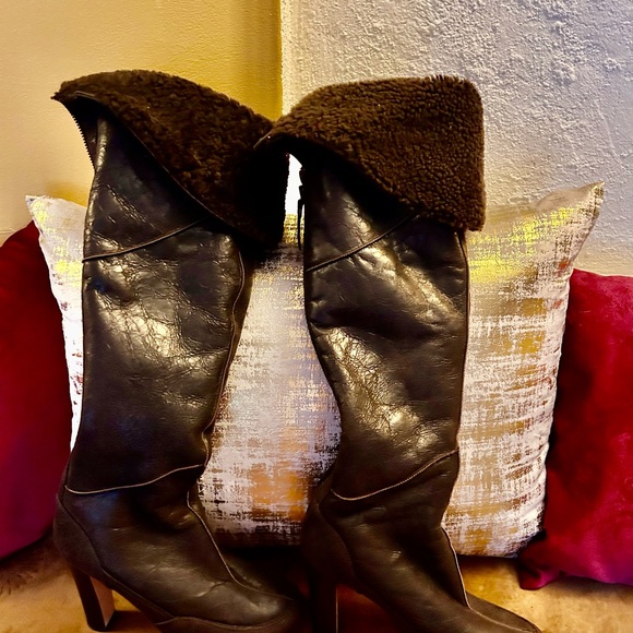 UGG Leather Boots - Picture 2 of 8